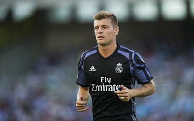 龙珠电竞焦点-C罗任意球绕过人墙入网